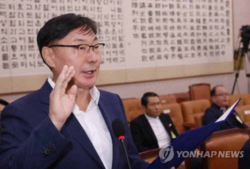 이화영 전 경기도 평화부지사가 지난 10월 2일 국회에서 열린 법사위에 출석, 선서하고 있다. [연합뉴스]